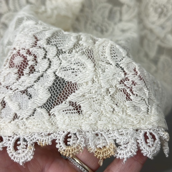 Elegant Cream Lace Dress - Picture 5 of 10